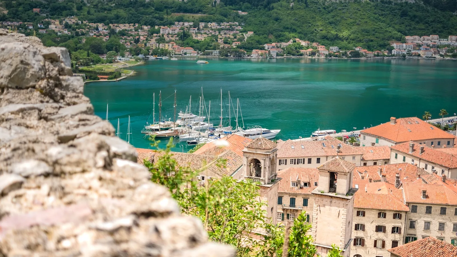 Vue aérienne des Bouches de Kotor avec la ville médiévale de Kotor et ses remparts au bord du fjord