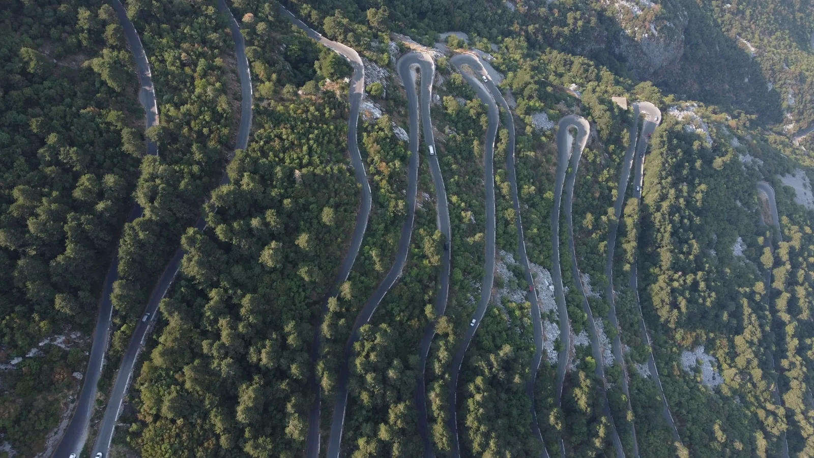 Route de montagne sinueuse au Monténégro avec paysage de canyon en arrière-plan