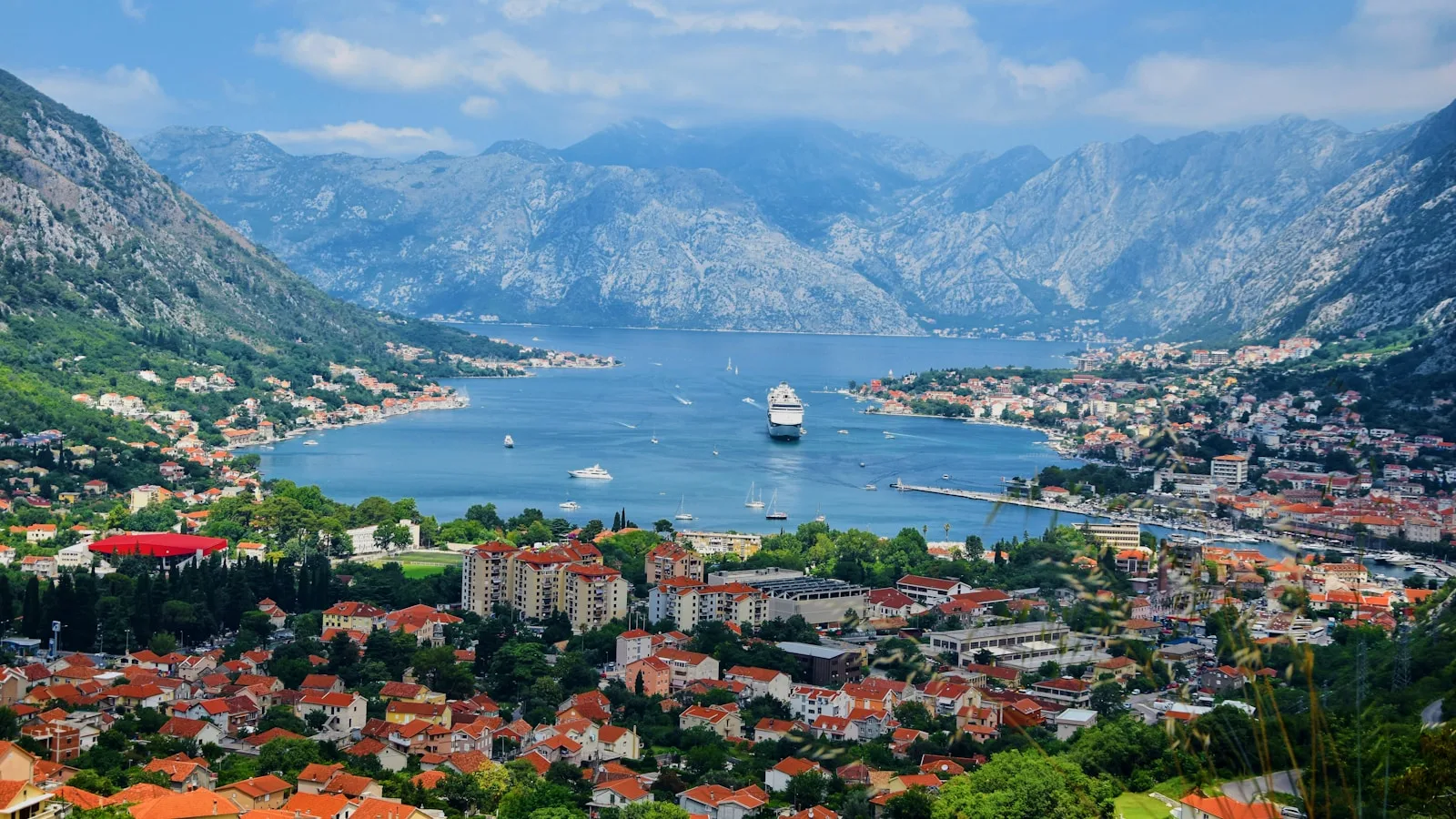 Panorama sur les Bouches de Kotor depuis les hauteurs, eaux turquoise et montagnes enneigées