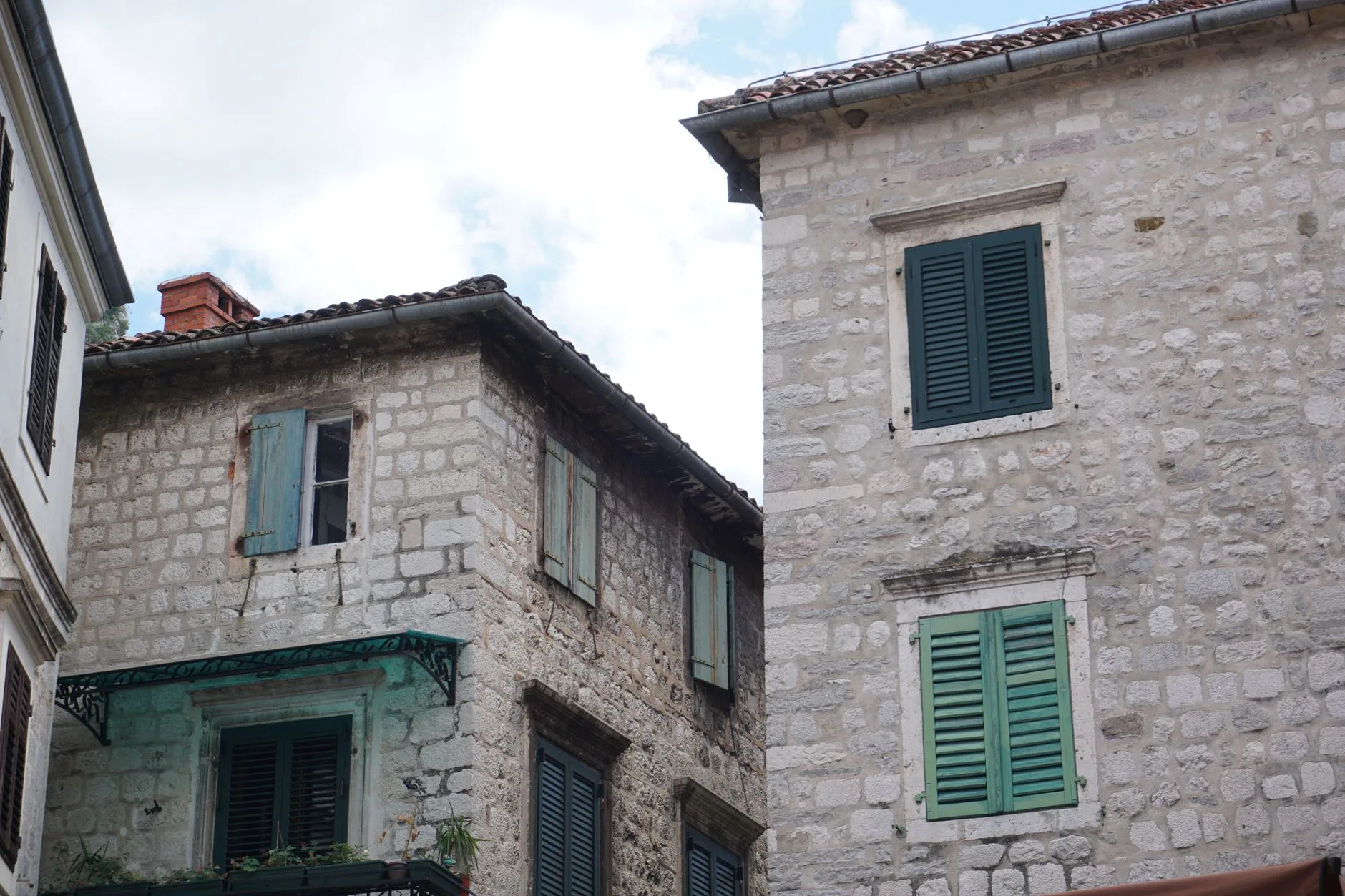 Rue historique de Cetinje avec ses bâtiments du XIXe siècle et l'atmosphère calme de l'ancienne capitale royale