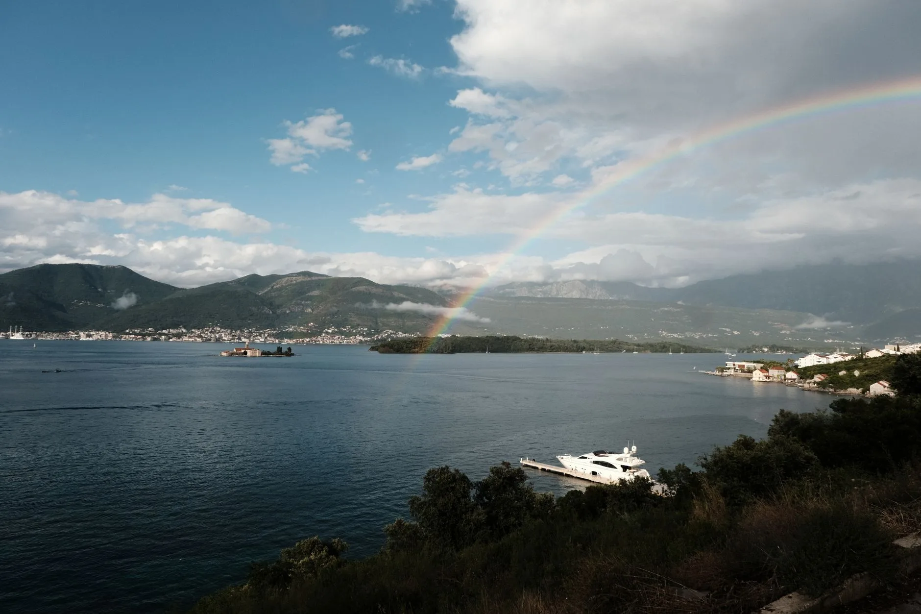 Vue sur la marina de Porto Montenegro et les Bouches de Kotor depuis Tivat
